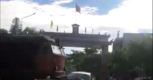 Cố băng qua đường ray, ô tô bị tàu chở hàng đâm ngang, văng hàng chục mét