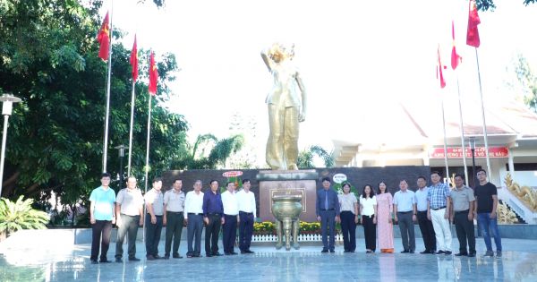 Thứ trưởng Bộ Tư Pháp dâng hương, tri ân các anh hùng liệt sĩ