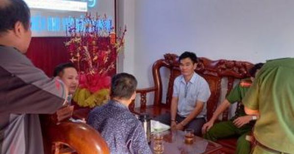 Phát hiện nhiều phong bì trong ôtô của phóng viên cưỡng đoạt tiền