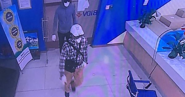 Hai kẻ cướp ngân hàng BIDV rải 52 tờ 100.000 nghìn trên đường tẩu thoát