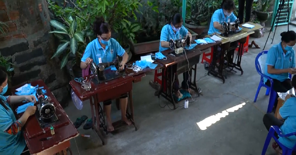 Quảng Ngãi: May khẩu trang tặng người dân trong xã chống dịch Covid -19