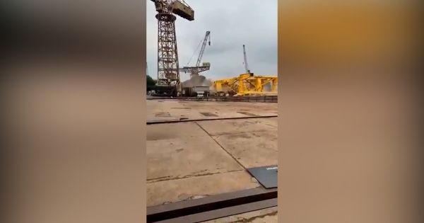 Siêu cần cẩu bất ngờ gãy sập ở Ấn Độ, 10 người chết