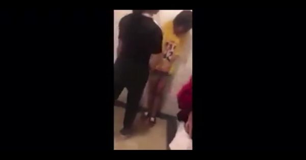 Nữ sinh lớp 5 khóc lóc, van xin vẫn bị nhóm nữ sinh lớp 7 túm tóc, tát liên tiếp vào mặt