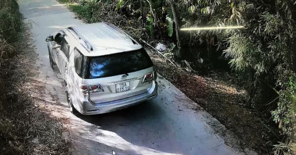 Tài xế xe “ké” cho khách đi bộ dọc bờ biển qua chốt kiểm dịch để tránh cách ly