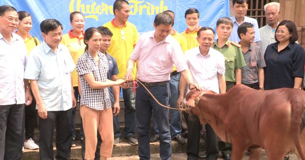Trao tặng quà cho gia đình chính sách và gia đình có hoàn cảnh khó khăn họ Hoàng - Huỳnh Việt Nam
