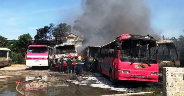 Thanh Hóa: 6 xe ô tô chở công nhân bất ngờ bốc cháy khi đang đỗ trong bãi