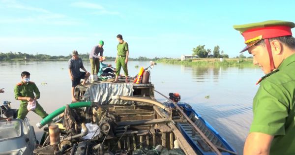 Bắt quả tang liên tiếp 4 ghe khai thác cát trái phép trên sông Hậu – sông Tiền