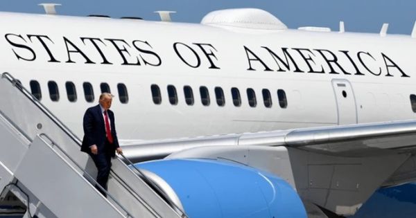 Không lực 1 chở Tổng thống Mỹ suýt đâm va với vật thể bay lạ