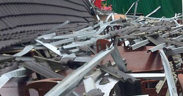 Sập mái nhà đang thi công, 4 người thương vong
