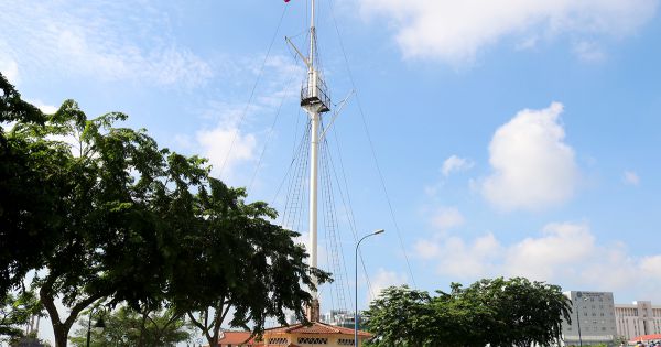 Trùng tu Cột cờ Thủ Ngữ 155 tuổi ở TP.HCM