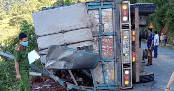 Xe tải lật khi đổ đèo, tài xế nhập viện, 2 mẹ con tử vong tại chỗ