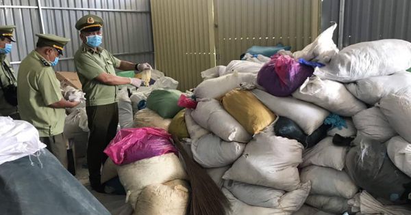 Kiểm tra dãy nhà trọ, phát hiện 20 tấn găng tay y tế đã qua sử dụng