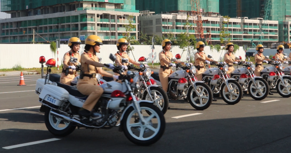 Phòng CSGT TP HCM chính thức ra mắt đội nữ CSGT dẫn đoàn