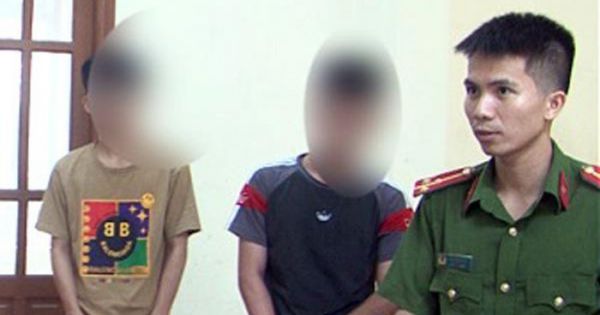 Bắt quả tang 2 học sinh lớp 11 ở tỉnh Ninh Bình mua bán cần sa ngay tại cổng trường