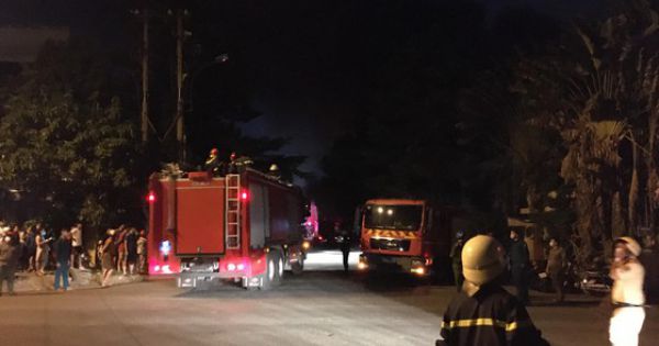 Cháy kho hàng trong Khu công nghiệp Tân Tạo, hơn 300 chiến sĩ tham gia chữa cháy