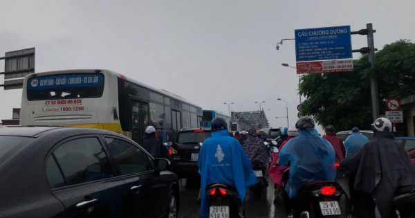 Sẽ thí điểm cấm xe hợp đồng trên 16 chỗ trên cầu Chương Dương ở Hà Nội