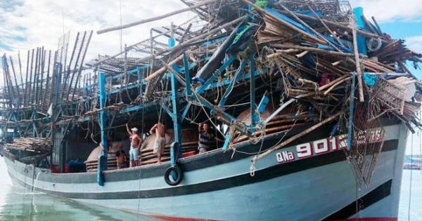 Tàu câu mực của ngư dân Quảng Nam bị tàu hàng đâm, rồi bỏ chạy.