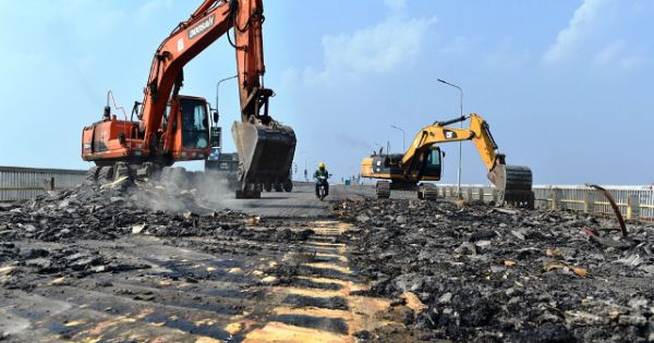 Vụ ném thanh thép từ tầng 2 mặt cầu Thăng Long xuống đường