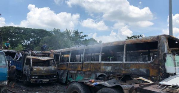 Bình Chánh cháy bãi giữ xe , khói đen bốc cao hàng chục mét