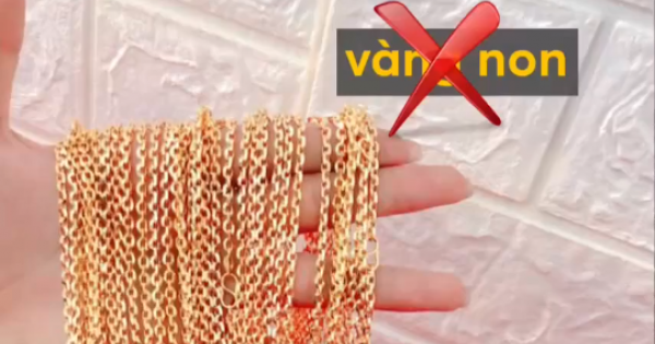 Bỏ tiền thật để mua trang sức 