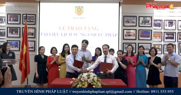 Lễ trao tặng Tài liệu lịch sử Bộ Tư pháp