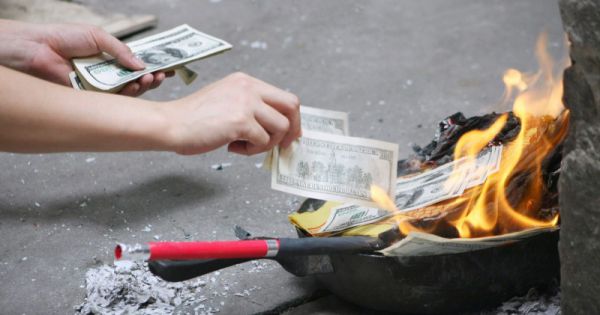 Mâu thuẫn khi đốt vàng mã, người đàn ông bị hàng xóm tạt axit bỏng nặng