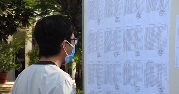 Phụ huynh “nóng lòng” chờ con trong ngày đầu thi tốt nghiệp đợt 2 năm 2020