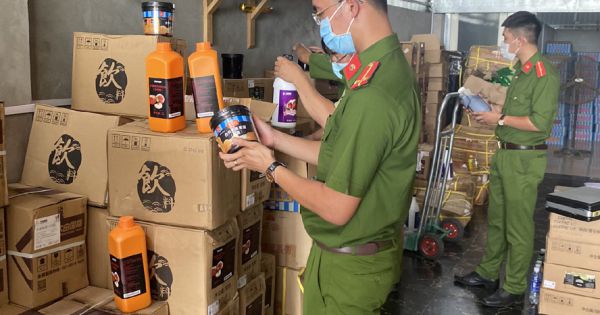 Cục QLTT Hà Nội thu giữ gần 10 tấn nguyên liệu trà sữa không rõ nguồn gốc