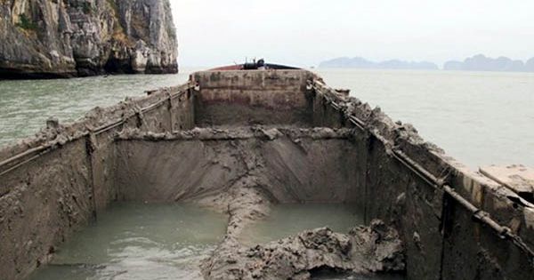 Phát hiện tàu đổ trộm chất thải xuống vùng lõi vịnh Hạ Long