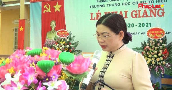 Yên Bái: Trao tặng hơn 1.000 mũ bảo hiểm cho học sinh lớp 1 trong lễ khai giảng