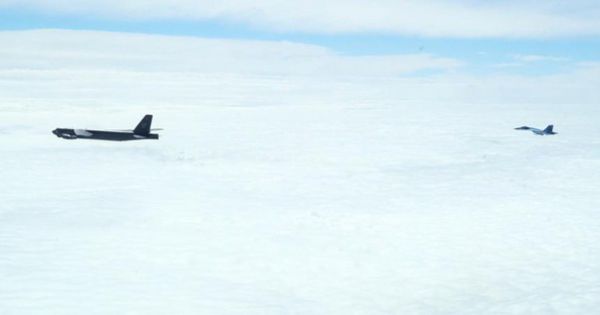 Mỹ dùng pháo đài bay B-52 làm mồi nhử Su-27 của Nga ở Biển Đen
