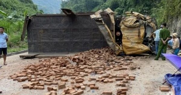 Để ngăn cảnh sát giao thông, xe ben giả biển số quân đội đổ đá ra đường