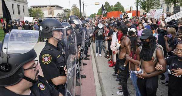 Bốn cảnh sát Mỹ bắn 24 lần vào một người đàn ông