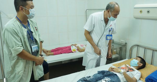 Nhà kho cơ sở cung cấp suất ăn cho trường tiểu học Tiên Dương đặt cạnh nhà vệ sinh