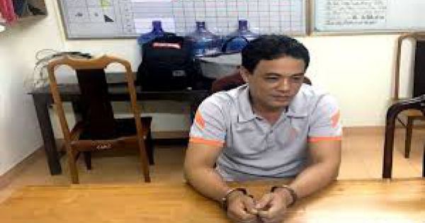 Bắt cựu bác sĩ trốn truy nã 8 năm vì lừa đảo chiếm đoạt 300 triệu đồng