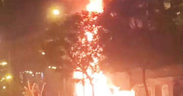 Chi nhánh ngân hàng tại TP HCM cháy ngùn ngụt lúc rạng sáng