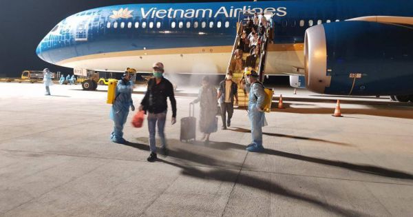 Gần 300 triệu đồng bị 'bỏ rơi' trên máy bay