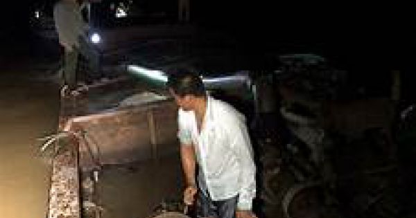 Bắt quả tang 2 đối tượng khai thác cát trái phép trên sông Lam