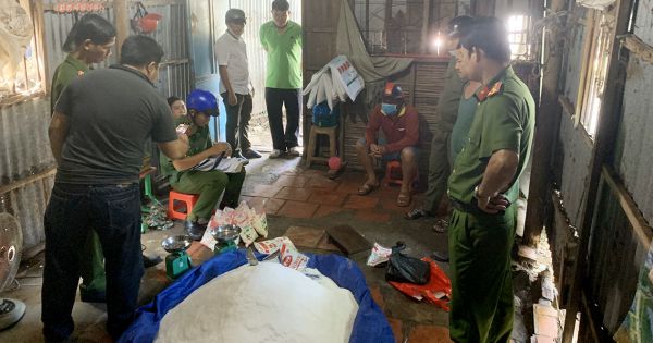Bắt quả tang vợ chồng sản xuất trà và bột ngọt giả tại An Giang