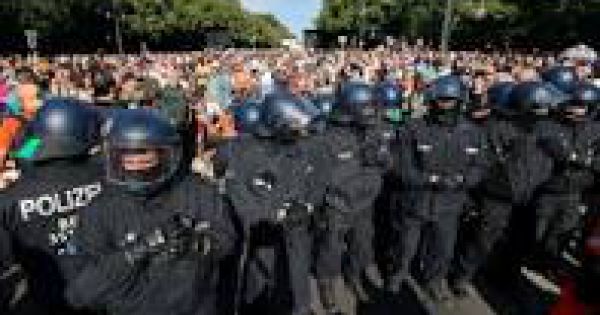 Chia sẻ ảnh Hitler , 29 cảnh sát Đức bị đình chỉ