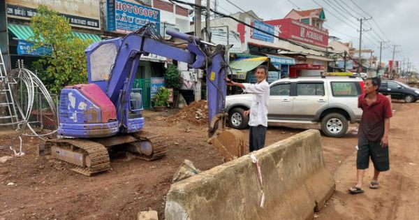 Vừa khởi công lại, cầu vượt Dầu Giây Đồng Nai tiếp tục dừng vì… không có tiền đổ dầu