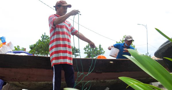 Ngư dân Đà Nẵng kiểm tra lại phương tiện để vươn khơi sau bão số 5