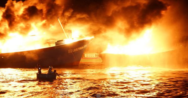 2 tàu cá, 1 ca nô bốc cháy dữ dội trong đêm ở Khánh Hòa