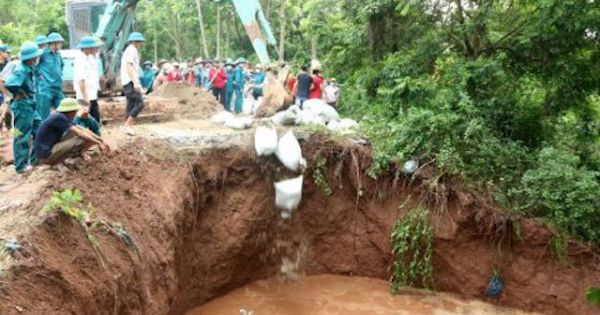 Công bố tình trạng khẩn cấp sụt, sập cống qua đê sông Đáy tại Hà Nội