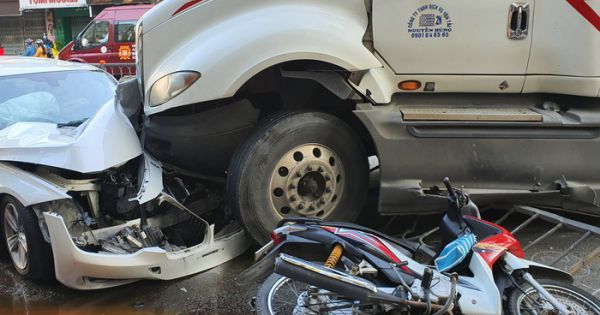 Xe container đại náo đường phố Sài Gòn, tông nát đầu 'xế hộp' BMW