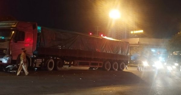 Va chạm với xe đầu kéo, 2 em nhỏ văng khỏi xe máy tử vong tại Hải Phòng