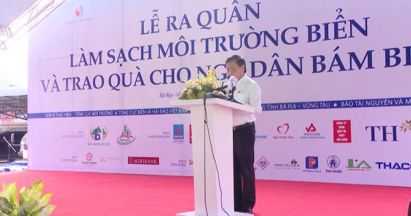Ra quân hưởng ứng chiến dịch làm cho thế giới sạch hơn và trao quà cho ngư dân vươn khơi bám biển
