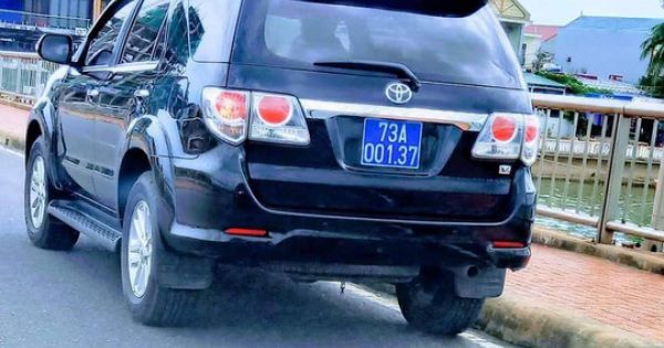 Đoàn xe biển xanh dừng xe trên cầu Nhật Lệ chụp hình là đoàn công tác của Bộ xây dựng