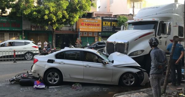 Xe container húc văng giải phân cách, tông 2 ôtô ở trung tâm Sài Gòn