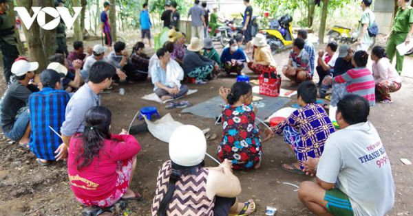 36 ĐỐI TƯỢNG BỊ BẮT QUẢ TANG KHI ĐANG LẮC TÀI XỈU SAU VƯỜN